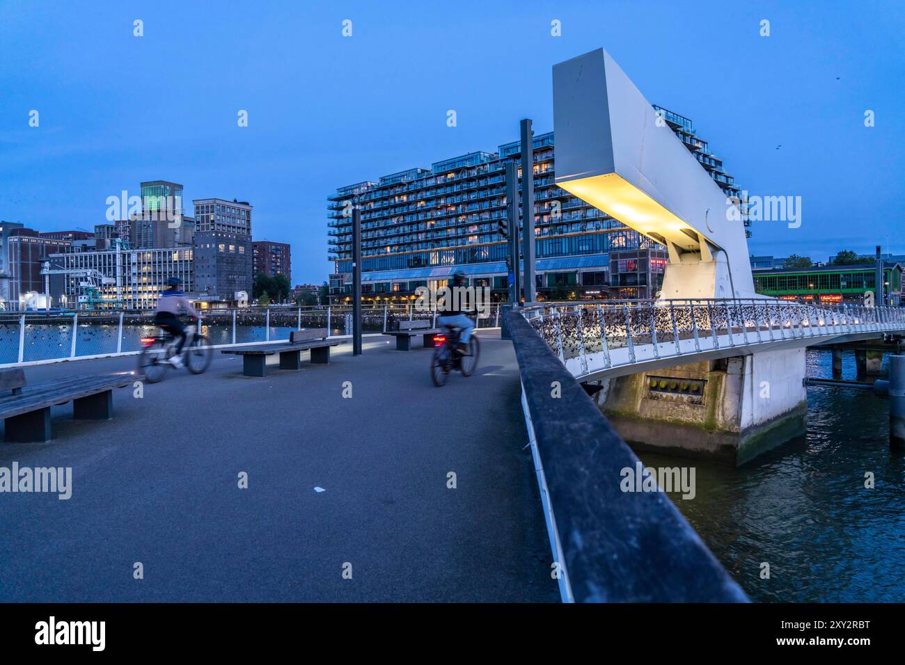 L'ex magazzino Fenix, lasciato, dal 1923, distrutto durante la guerra, rinnovato nel 2019, convertito in un edificio residenziale e commerciale, con hotel Foto Stock