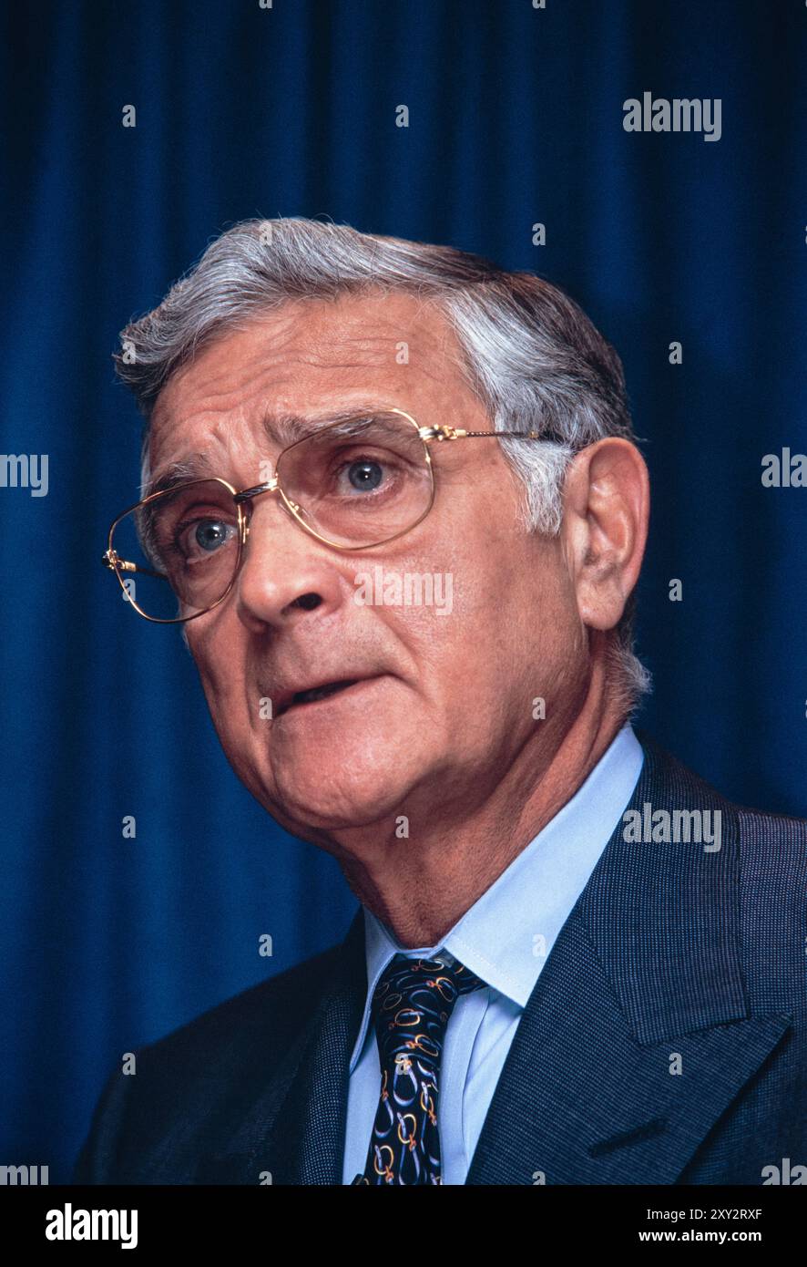Frank Zarb, Presidente del NASDAQ, annuncia un accordo per la creazione di una nuova infrastruttura di comunicazione per una rete di trading elettronico ad alta velocità per la borsa valori, 20 novembre 1997 a Washington, D.C. la rete sarà costruita da MCI Corporation e consentirà il primo sistema di trading azionario completamente elettronico. Foto Stock