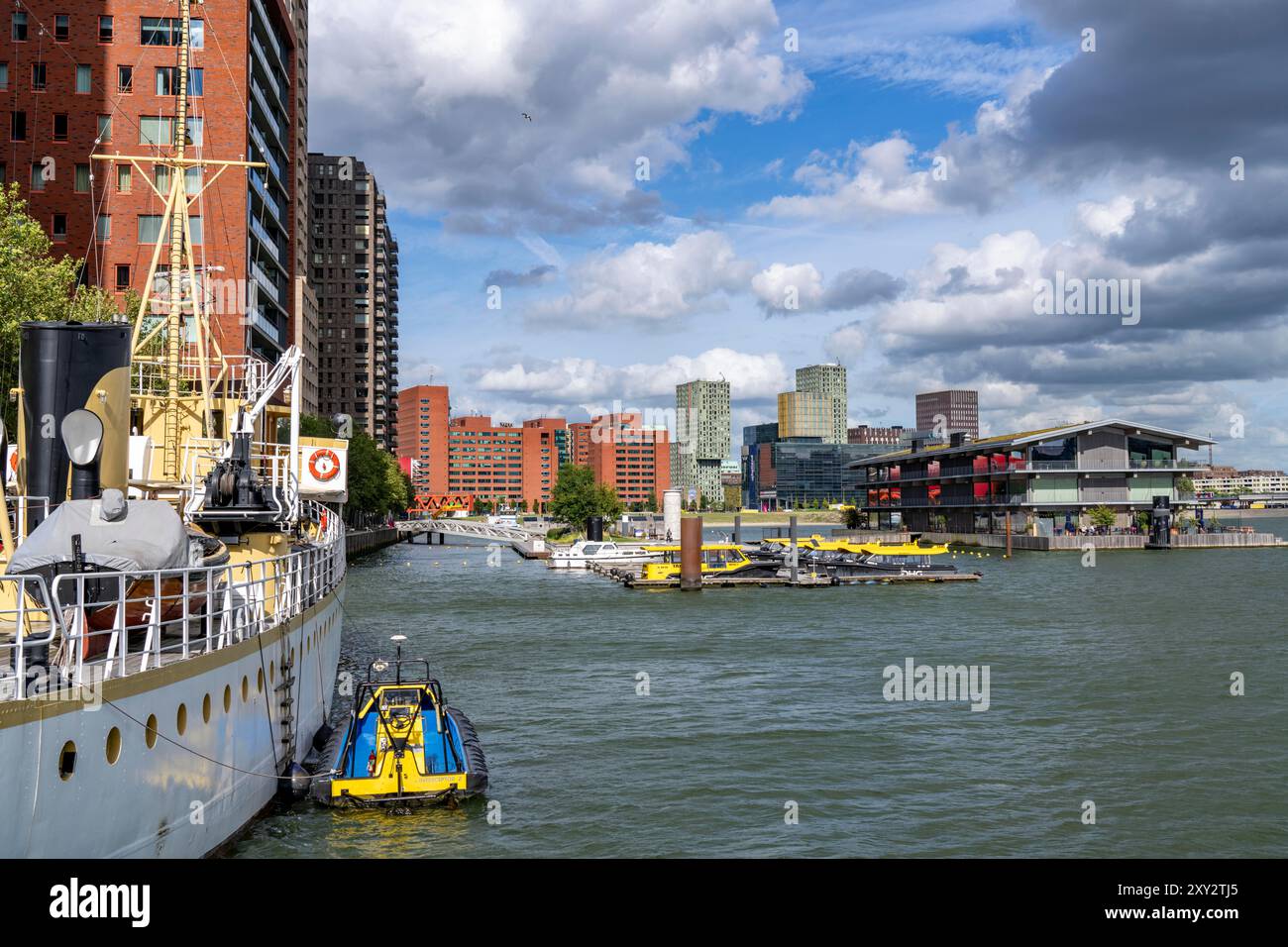 L'ufficio galleggiante di Rotterdam, considerato il più grande edificio galleggiante del mondo, molo per i taxi d'acqua, nel Rijnhaven, bacino del porto di 28 ettari, ha Foto Stock