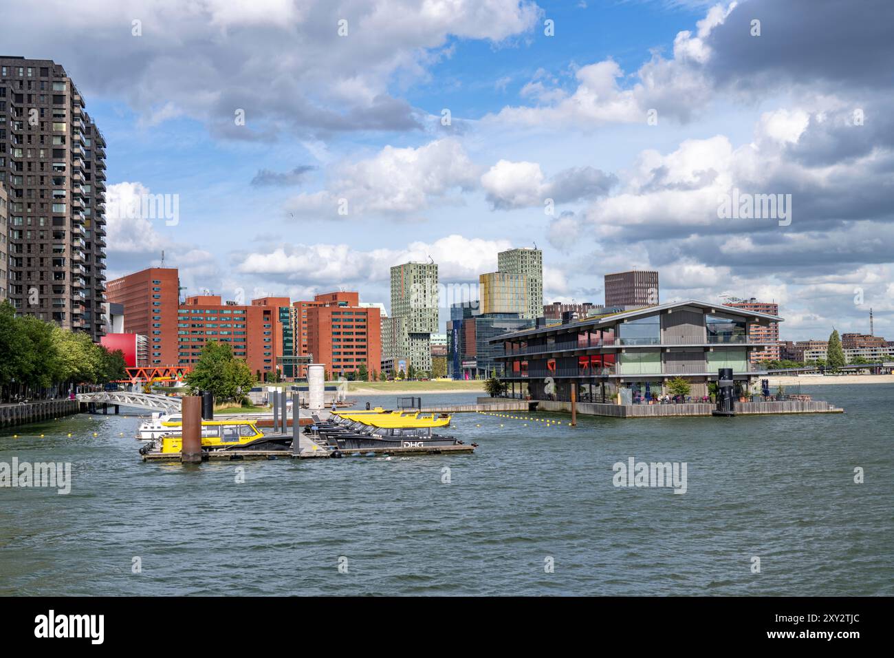 L'ufficio galleggiante di Rotterdam, considerato il più grande edificio galleggiante del mondo, molo per i taxi d'acqua, nel Rijnhaven, bacino del porto di 28 ettari, ha Foto Stock