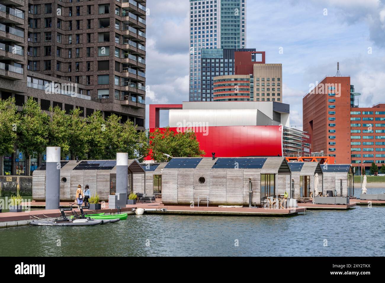 Camere d'albergo galleggianti, Wikkelboat nel Rijnhaven, il Rijnhaven, 28 ettari di bacino portuale, è stato ora riempito di quasi un terzo per creare spazio Foto Stock