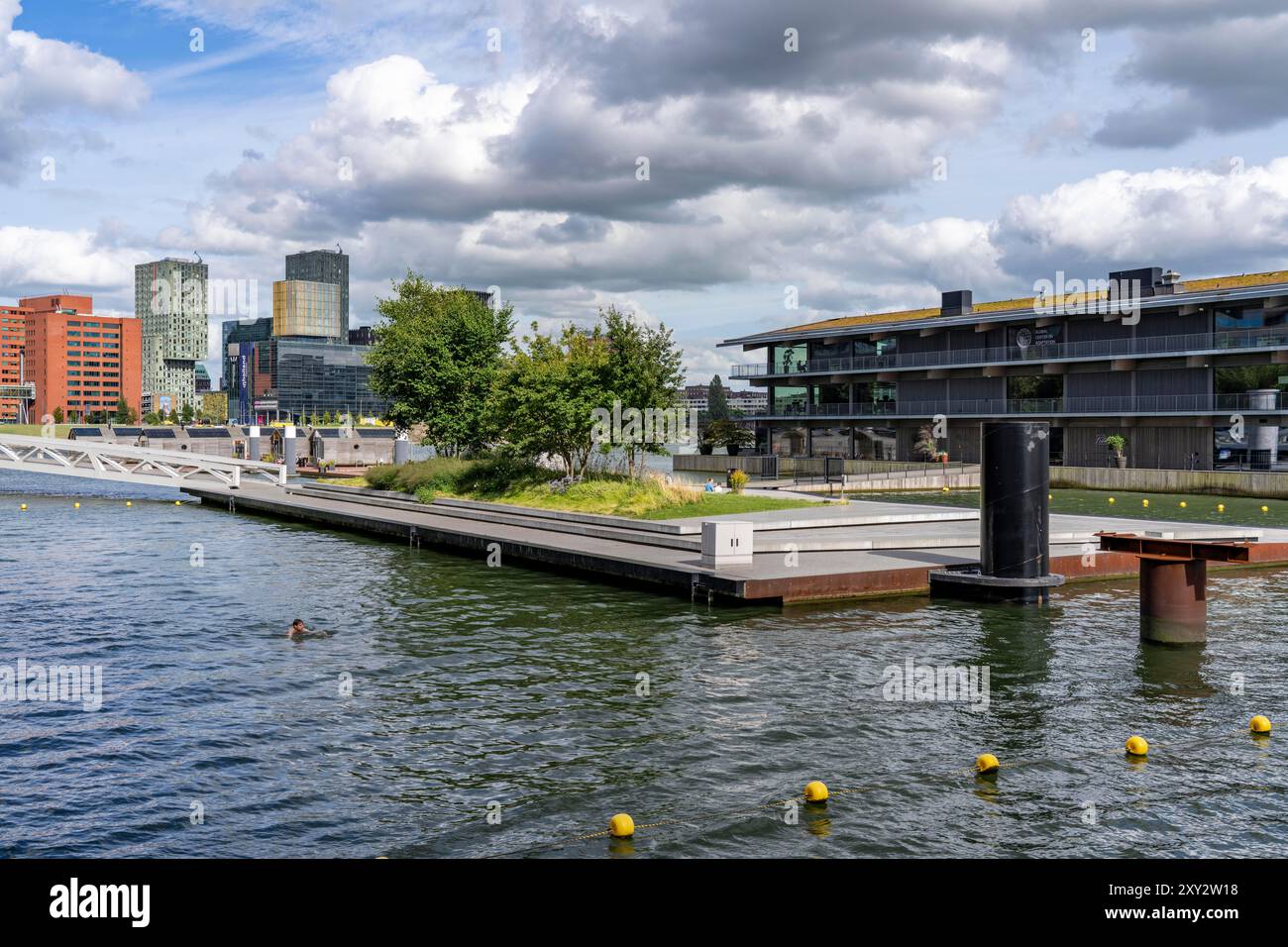 L'ufficio galleggiante di Rotterdam è considerato il più grande edificio galleggiante del mondo, la prima parte del parco galleggiante, nel Rijnhaven, con 28 ettari di terreno Foto Stock