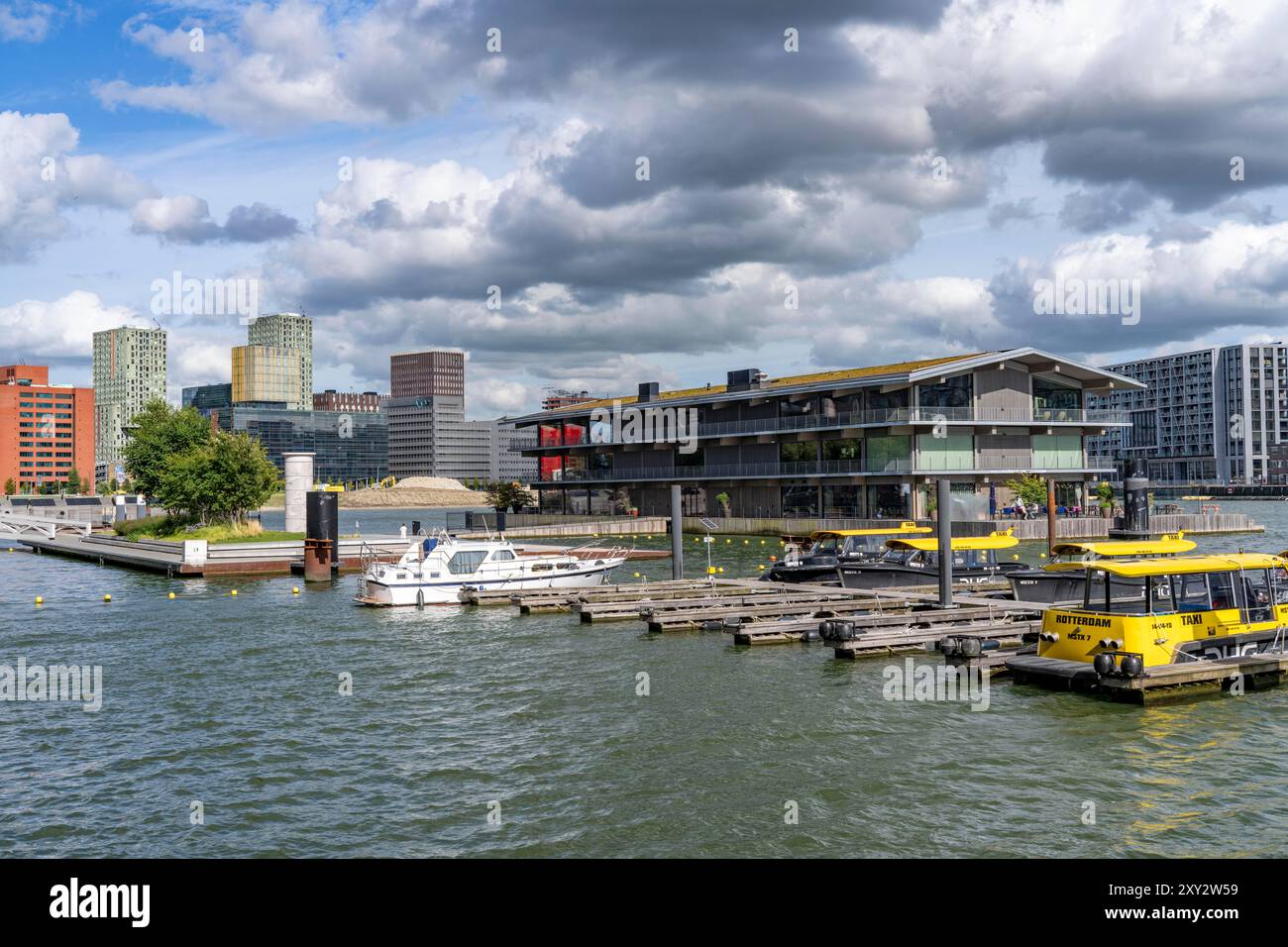 L'ufficio galleggiante di Rotterdam è considerato il più grande edificio galleggiante del mondo, la prima parte del parco galleggiante, nel Rijnhaven, con 28 ettari di terreno Foto Stock