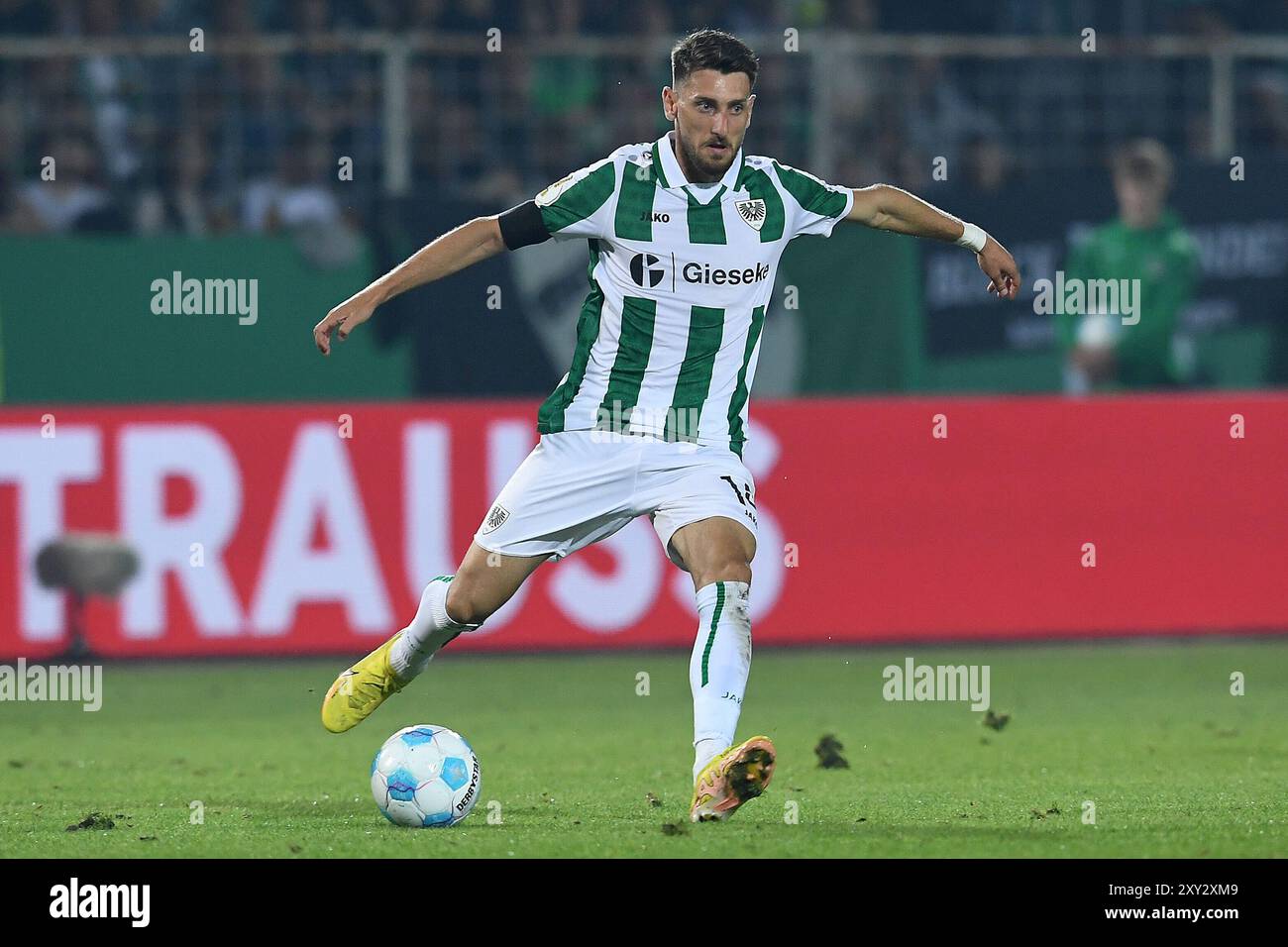 Fussball DFB-Pokal 1. Runde SC Preussen Muenster - VfB Stuttgart am 27.08.2024 im Preussenstadion in Muenster Haralambos Makridis ( Muenster ) le normative DFB vietano qualsiasi uso di fotografie come sequenze di immagini e/o quasi-video. Foto: Revierfoto credito: ddp media GmbH/Alamy Live News Foto Stock