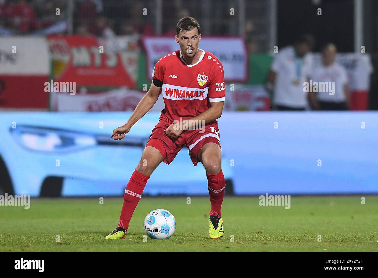 Fussball DFB-Pokal 1. Runde SC Preussen Muenster - VfB Stuttgart am 27.08.2024 im Preussenstadion in Muenster Pascal Stenzel ( Stoccarda ) le normative DFB vietano qualsiasi uso di fotografie come sequenze di immagini e/o quasi-video. Foto: Revierfoto credito: ddp media GmbH/Alamy Live News Foto Stock