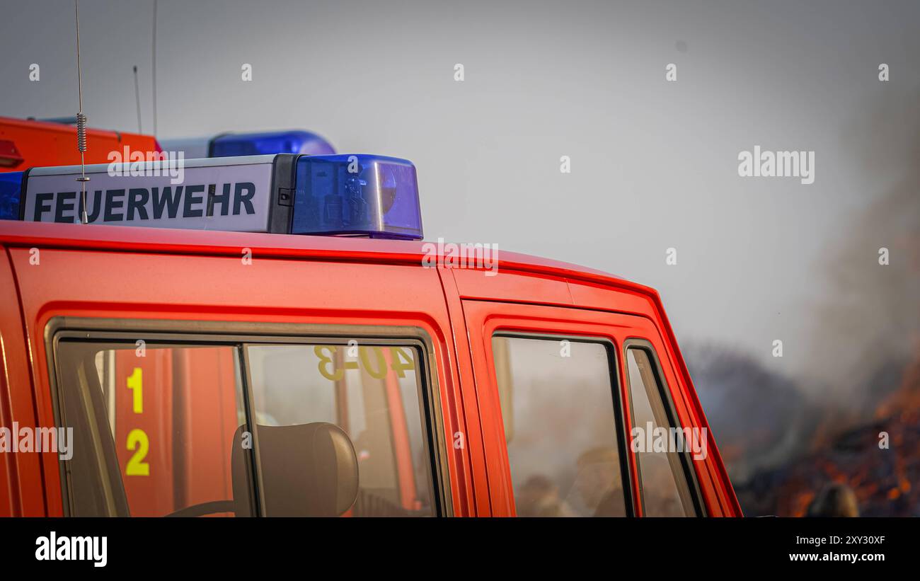 Feuerwehrfahrzeug, Blaulicht, rote Karosserie, Einsatzfahrzeug, Notfall, Brandbekämpfung, Rettungseinsatz, Feuerwehr im Einsatz, Sicherheit, Katastrophenschutz, schnelle Reaktionszeit, öffentliche Sicherheit, Einsatzkräfte, Rettungsdienst. Symbolfoto für: Feuerwehr, Notfalleinsätze, Brandbekämpfung, Rettungsdienste, Katastrophenschutz, öffentliche Sicherheit, Feuerwehrfahrzeuge, Rettungseinsätze. *** Motore antincendio, luce blu, corpo rosso, veicolo di emergenza, emergenza, antincendio, operazioni di soccorso, vigili del fuoco in azione, sicurezza, protezione civile, tempi di risposta rapidi, pubblica sicurezza, emergenza s Foto Stock