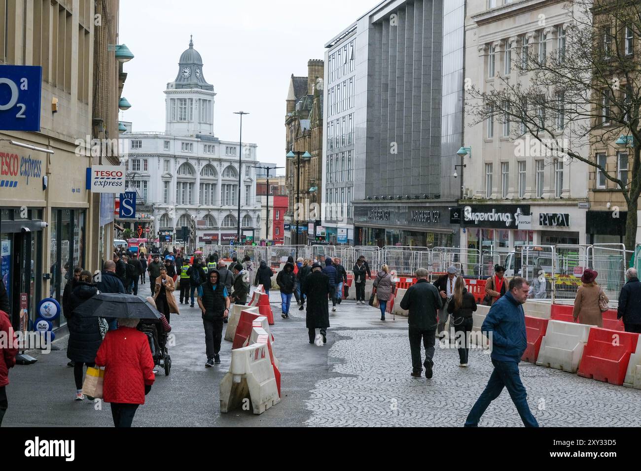 Il centro di Sheffield è in fase di declino economico e di lavori di ricostruzione Foto Stock