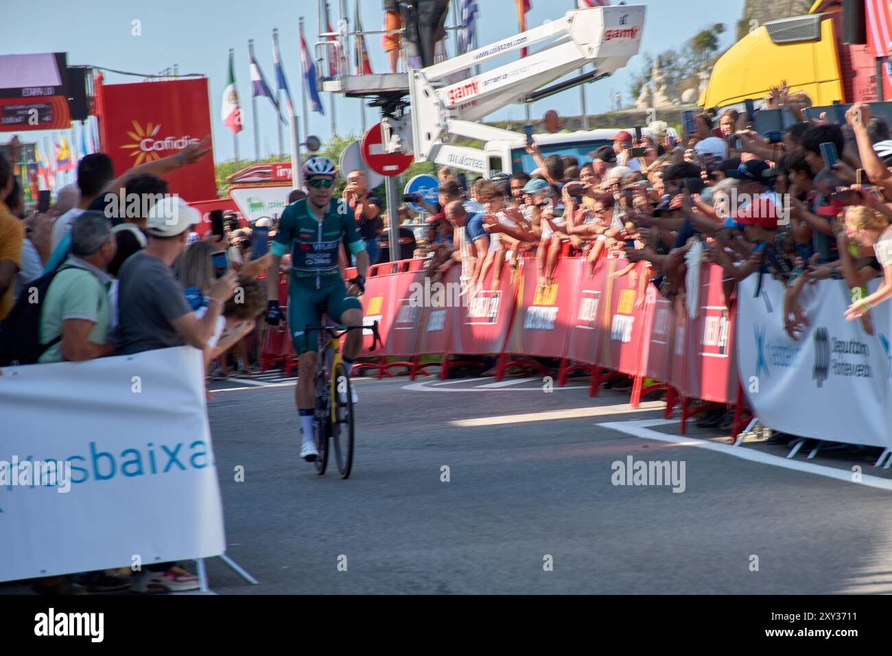 Bayoma,Pontevedra,Spagna; agosto,27,2024;momento emozionante mentre i ciclisti attraversano il traguardo a Bayona durante una tappa della Vuelta a España. L'atmosfera Foto Stock