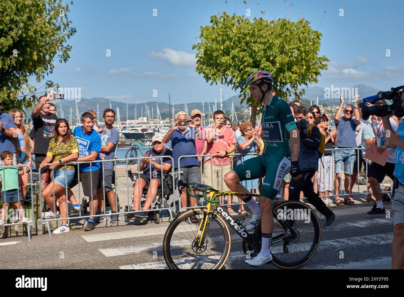Bayoma,Pontevedra,Spagna; agosto,27,2024;momento emozionante mentre i ciclisti attraversano il traguardo a Bayona durante una tappa della Vuelta a España. L'atmosfera Foto Stock