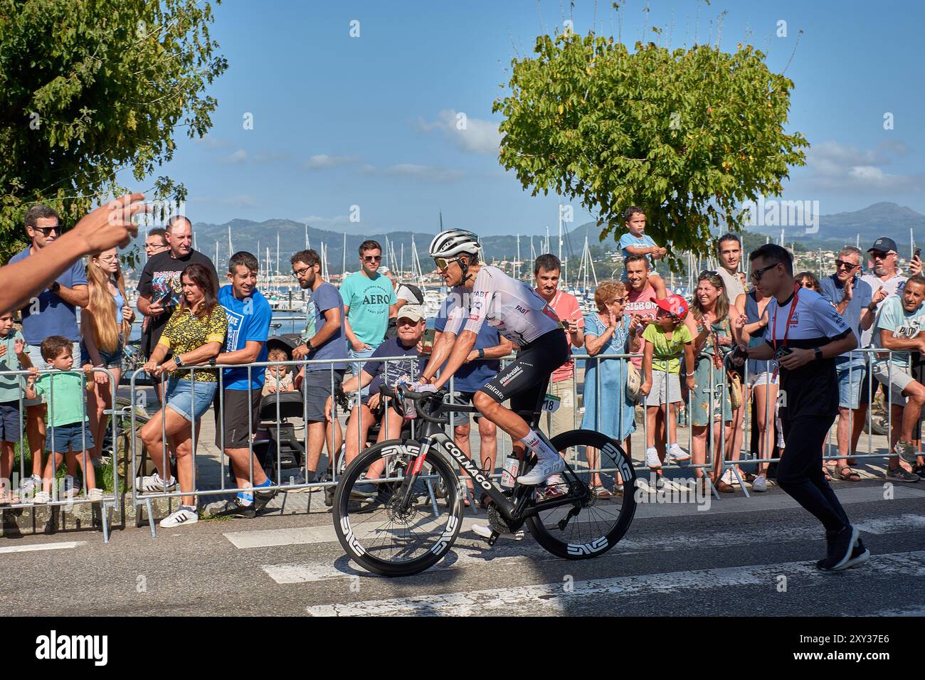 Bayoma,Pontevedra,Spagna; agosto,27,2024;momento emozionante mentre i ciclisti attraversano il traguardo a Bayona durante una tappa della Vuelta a España. L'atmosfera Foto Stock
