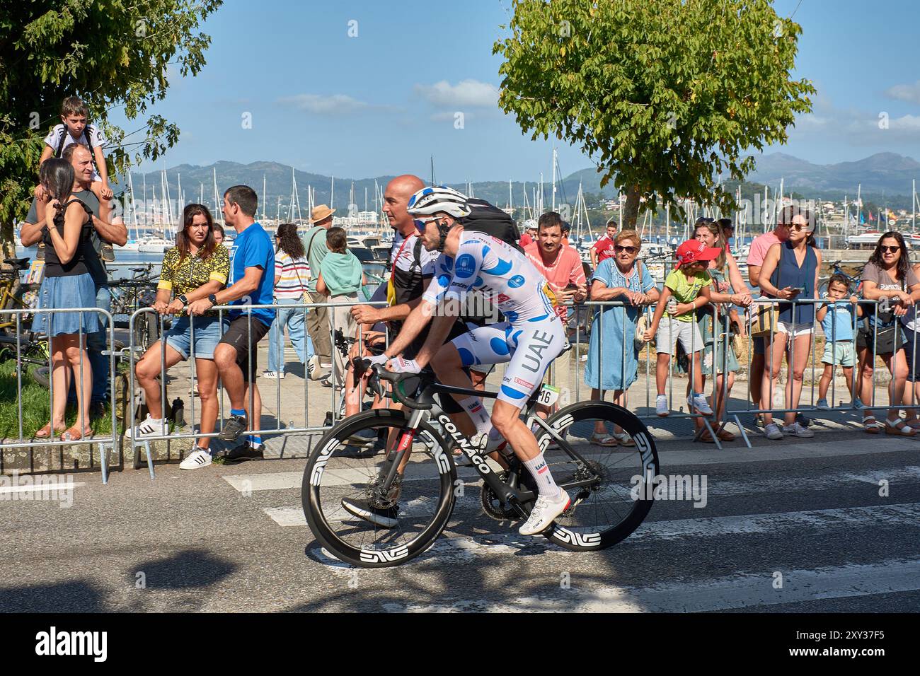 Bayoma,Pontevedra,Spagna; agosto,27,2024;momento emozionante mentre i ciclisti attraversano il traguardo a Bayona durante una tappa della Vuelta a España. L'atmosfera Foto Stock