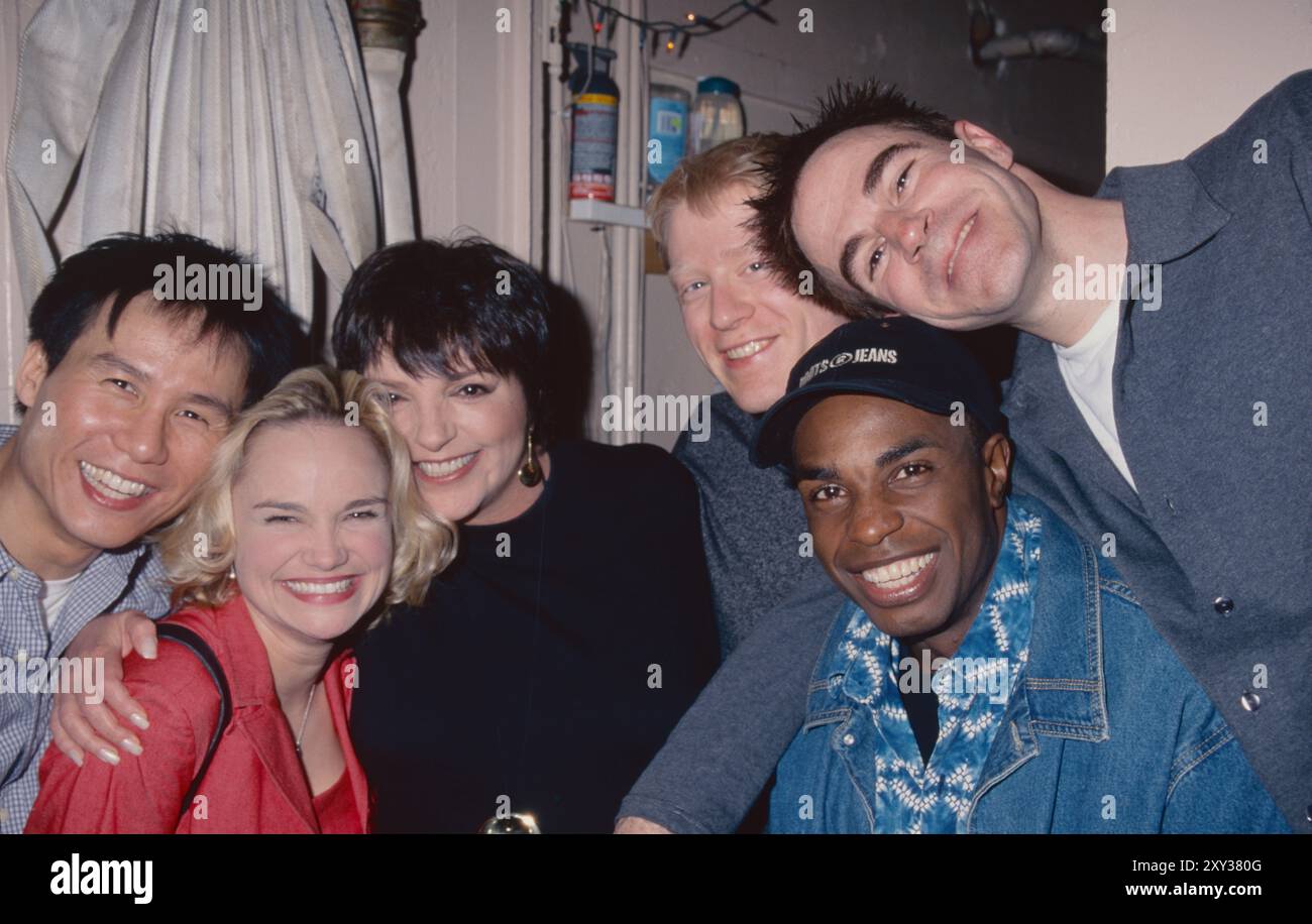 Liza Minnelli visita B.D. Wong, Kristin Chenoweth, Anthony Rapp, Stanley Wayne Mathis e Roger Bart nel backstage dopo la loro performance in "You're a Good Man, Charlie Brown" all'Ambassador Theatre di New York il 14 maggio 1999. Foto di Henry McGee/MediaPunch Foto Stock