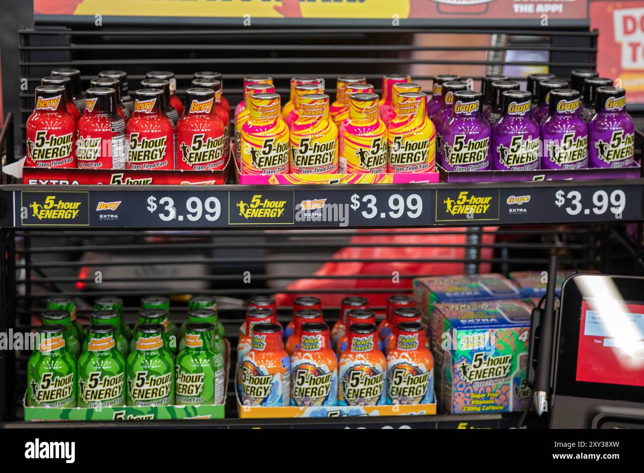 Romulus, Michigan, Stati Uniti. 27 agosto 2024. 5 ore di Energy Shots erano in vendita quando Sheetz ha aperto il suo primo distributore di benzina e minimarket nel Michigan. L'azienda a conduzione familiare gestisce più di 700 negozi, per lo più negli stati orientali. Crediti: Jim West/Alamy Live News Foto Stock