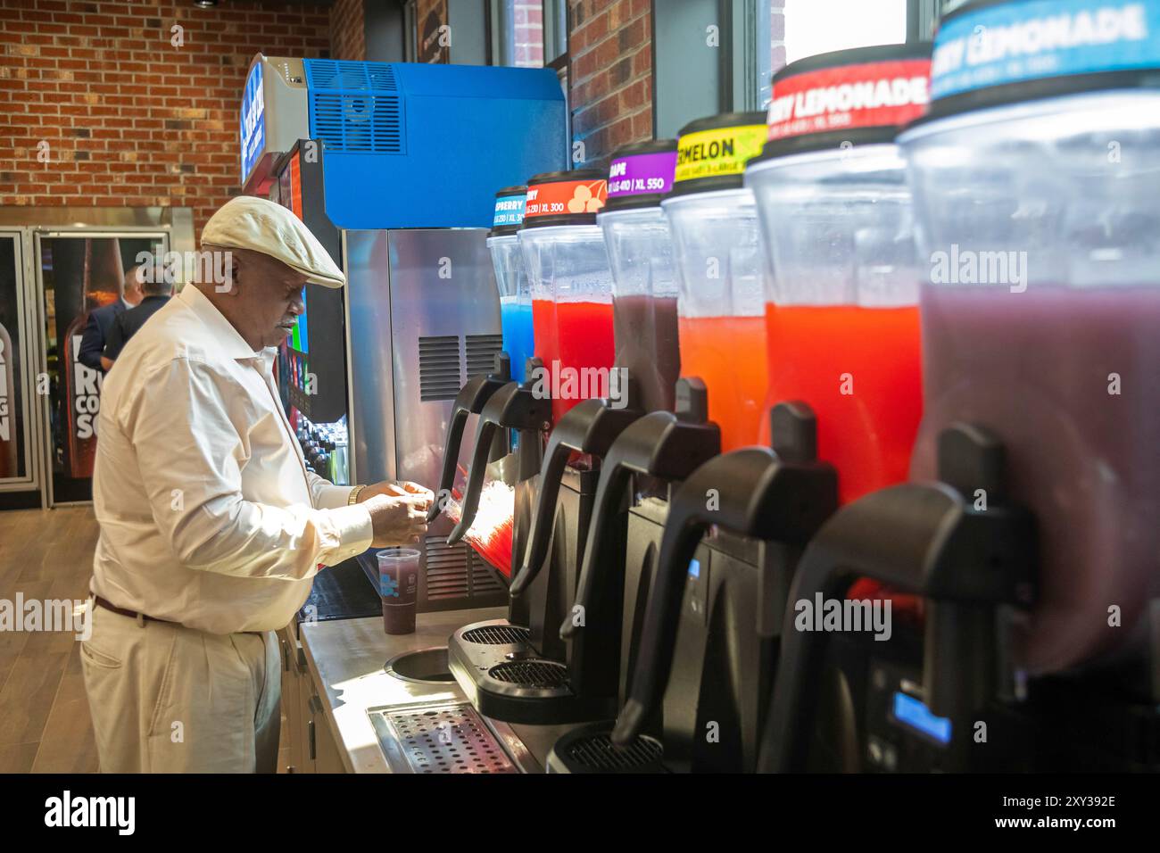 Romulus, Michigan, Stati Uniti. 27 agosto 2024. Le bevande dolci aromatizzate erano in vendita quando Sheetz ha aperto il suo primo distributore di benzina e minimarket Michigan. L'azienda a conduzione familiare gestisce più di 700 negozi, per lo più negli stati orientali. Crediti: Jim West/Alamy Live News Foto Stock