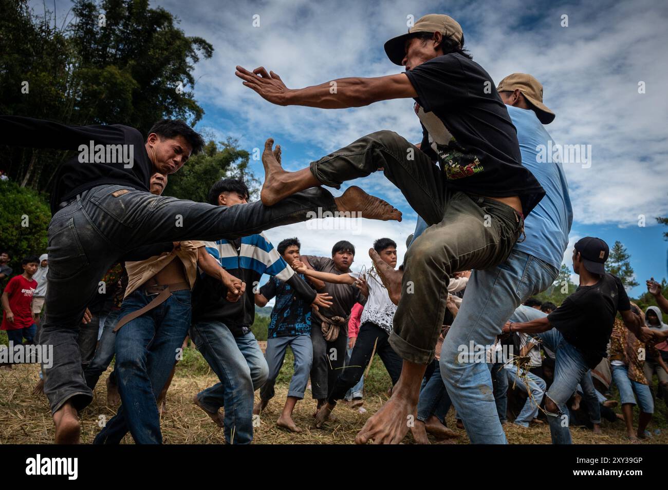 Toraja Utara, Sulawesi meridionale, Indonesia. 27 agosto 2024. Un certo numero di uomini si calci a vicenda mentre tengono la tradizione ''Sisemba'' (calci a vicenda) a Panggala, nella Reggenza di Toraja settentrionale, sulawesi meridionale, Indonesia. Il giorno di giovedì, 27 agosto 2024. La tradizione è un'espressione di gratitudine per le colture e si basa sulla convinzione che l'evento li terrà entusiasti per il lavoro che ci attende per ottenere le prossime colture abbondanti. Senza eseguire Sisemba, la gente di Tana Toraja crede che ci sarà un fallimento del raccolto. La tradizione sostiene di sostenere i valori di parentela. Partecipanti che dispongono di fa Foto Stock