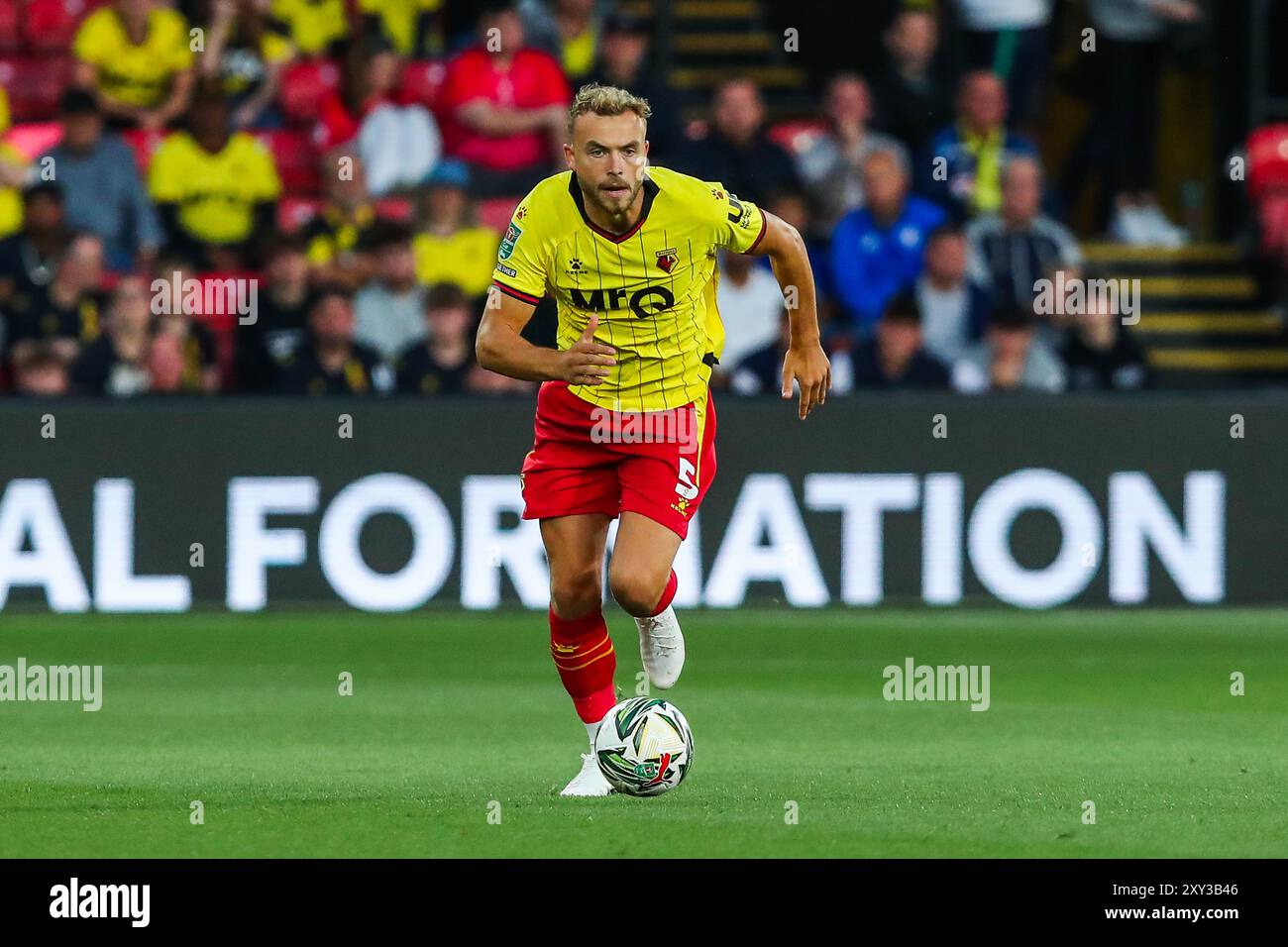 Ryan Porteous di Watford corre con la palla durante la partita della Carabao Cup Watford vs Plymouth Argyle a Vicarage Road, Watford, Regno Unito, 27 agosto 2024 (foto di Izzy Poles/News Images) Foto Stock