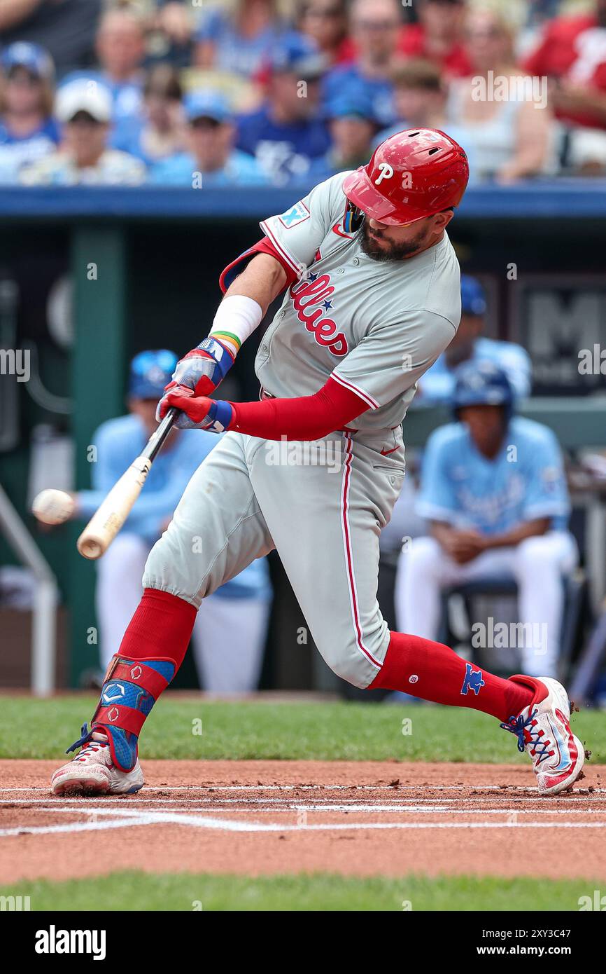 25 agosto 2024: L'hitter dei Philadelphia Phillies Kyle Schwarber (12) si connette in campo contro i Kansas City Royals al Kauffman Stadium di Kansas City, Missouri. David Smith/CSM Foto Stock