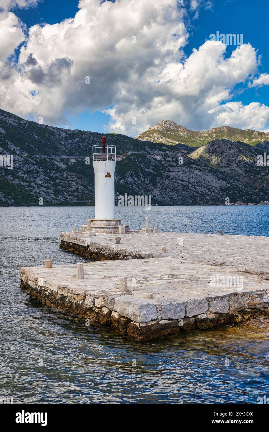 Piccolo faro sull'isola artificiale vicino alla città di Perast, Montenegro Foto Stock