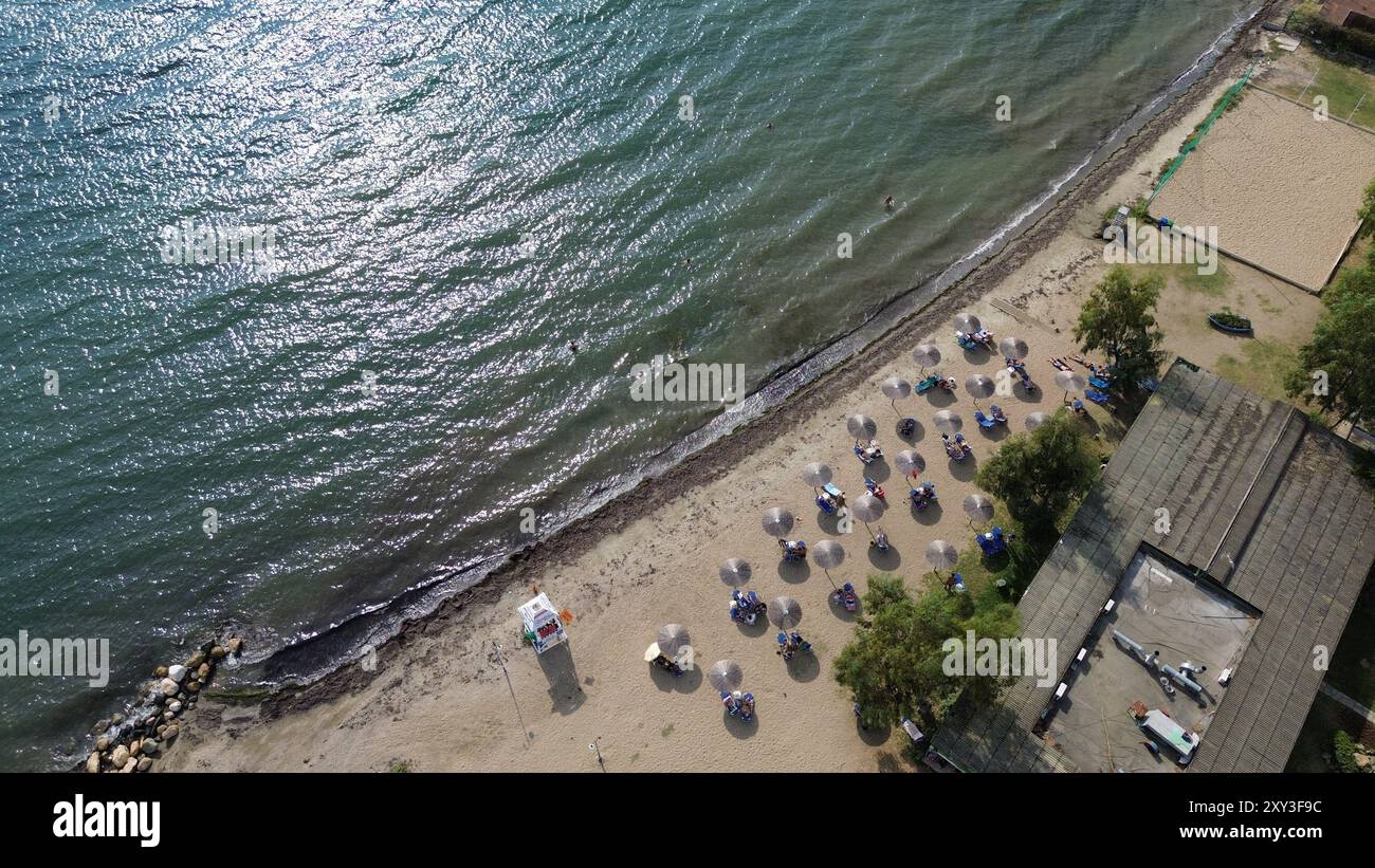 Una giornata sulla spiaggia della città - foto aerea di un pomeriggio di sole Foto Stock