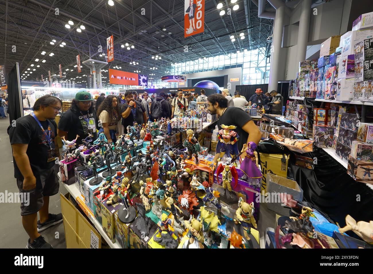 La gente frequenta la sala espositiva Anime NYC mentre controlla la merce in vendita presso il Jacob Javits Center venerdì 23 agosto 2024 a New York City. L'evento si svolgerà fino a domenica 25 agosto 2024. (Foto: Gordon Donovan) Foto Stock