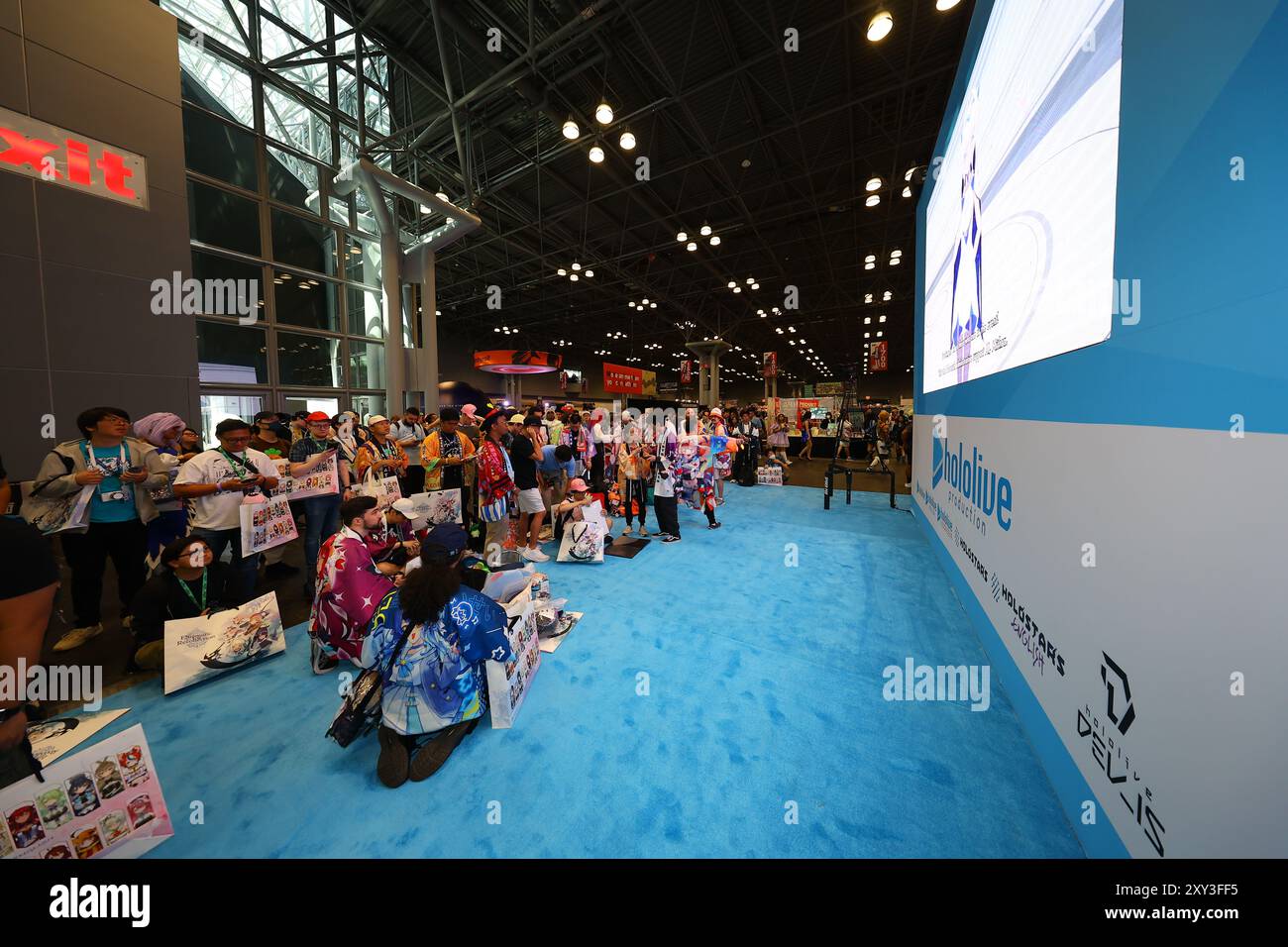 La gente frequenta la sala espositiva Anime NYC mentre controlla la merce in vendita presso il Jacob Javits Center venerdì 23 agosto 2024 a New York City. L'evento si svolgerà fino a domenica 25 agosto 2024. (Foto: Gordon Donovan) Foto Stock