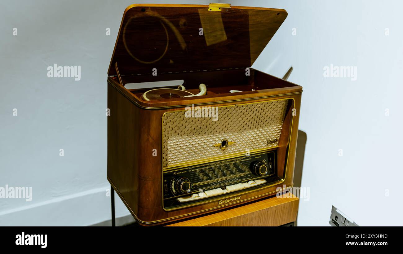 Ricevitore radio vintage sul tavolo in camera. Foto di alta qualità Foto Stock