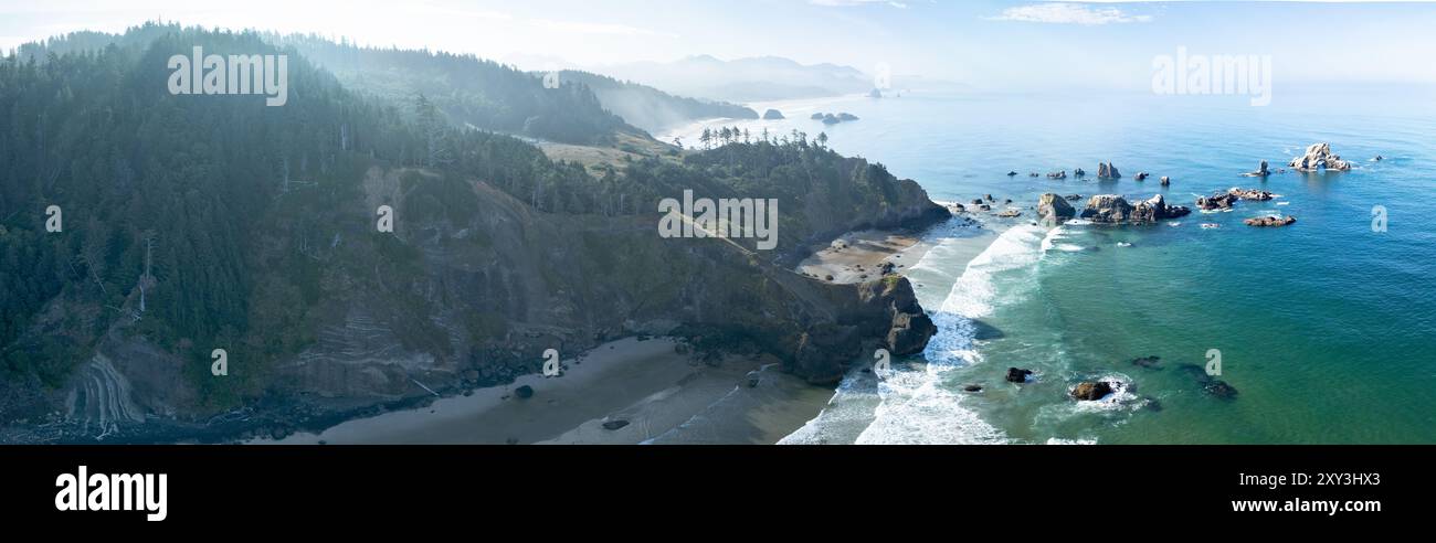 Gli aspri fondali marini si trovano appena al largo della costa panoramica dell'Oregon settentrionale, vicino a Cannon Beach. Questa splendida zona è a circa un'ora di auto da Portland. Foto Stock