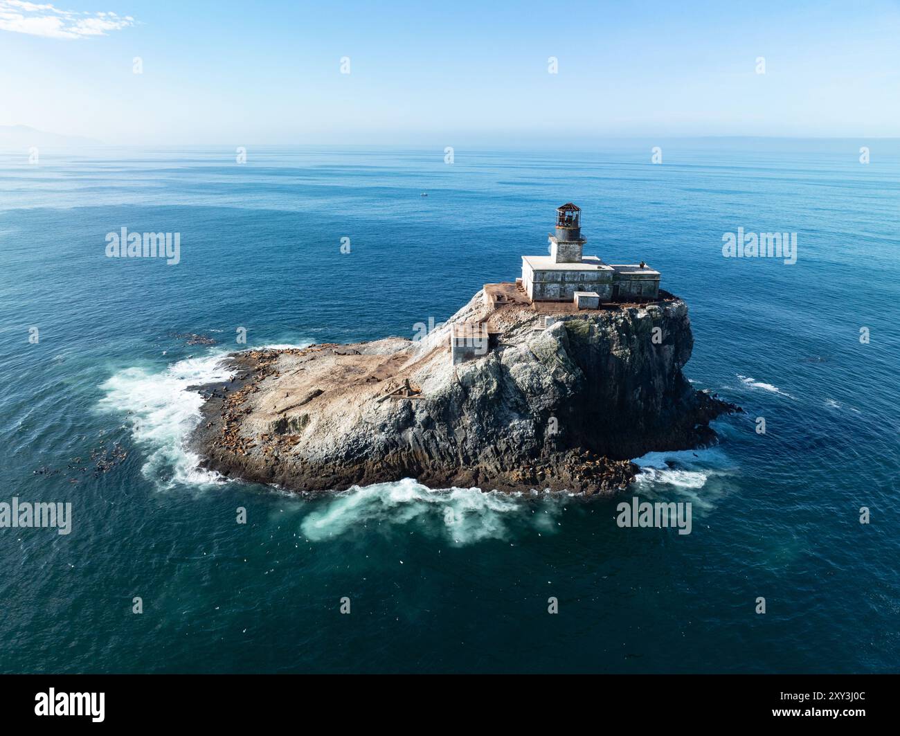 Un faro disattivato sorge su Tillamook Rock, al largo della costa frastagliata dell'Oregon settentrionale. Il faro remoto è stato originariamente commissionato nel 1878. Foto Stock