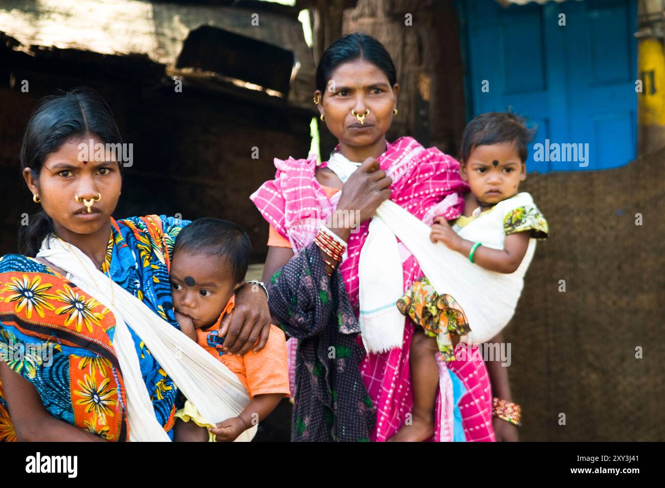 Una donna Odia che allatta il suo bambino. Foto scattata a Orissa, India. Foto Stock