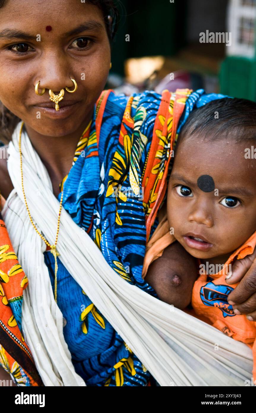 Una donna Odia che allatta il suo bambino. Foto scattata a Orissa, India. Foto Stock
