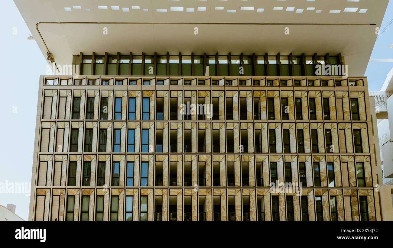 Casa residenziale con appartamenti e facciata di casa e servizi all'aperto. Cielo blu sullo sfondo. La luce del sole all'alba. Foto di alta qualità Foto Stock