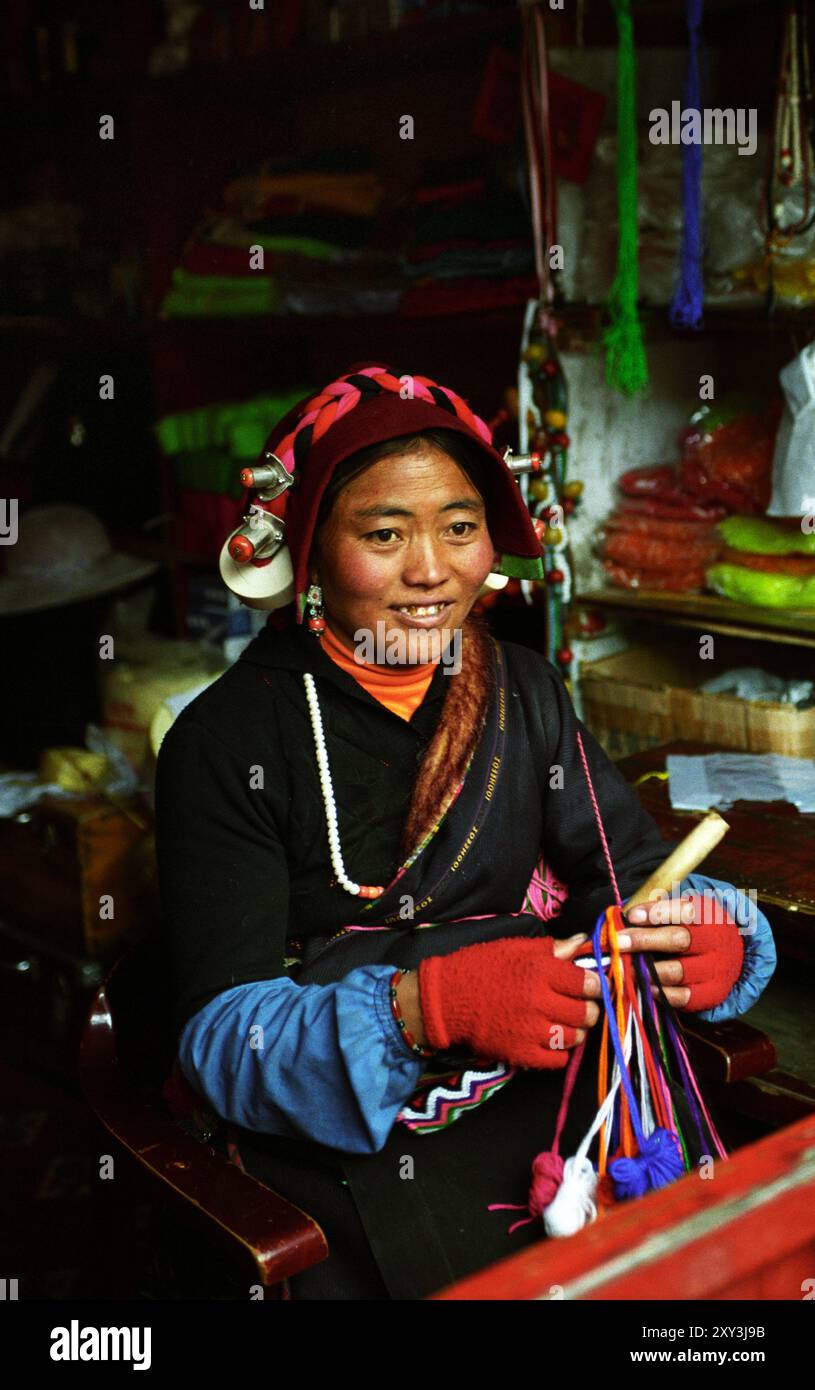 Una donna tibetana catturata nella regione erbosa di Tagong del Tibet orientale ( provincia occidentale del Sichuan ), in Cina. Foto Stock