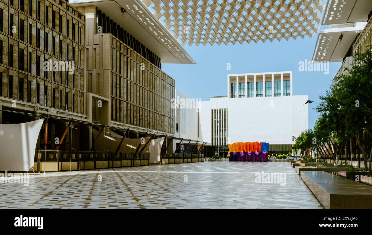 Casa residenziale con appartamenti e facciata di casa e servizi all'aperto. Cielo blu sullo sfondo. La luce del sole all'alba. Foto di alta qualità Foto Stock