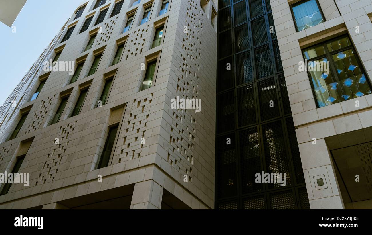 Casa residenziale con appartamenti e facciata di casa e servizi all'aperto. Cielo blu sullo sfondo. La luce del sole all'alba. Foto di alta qualità Foto Stock