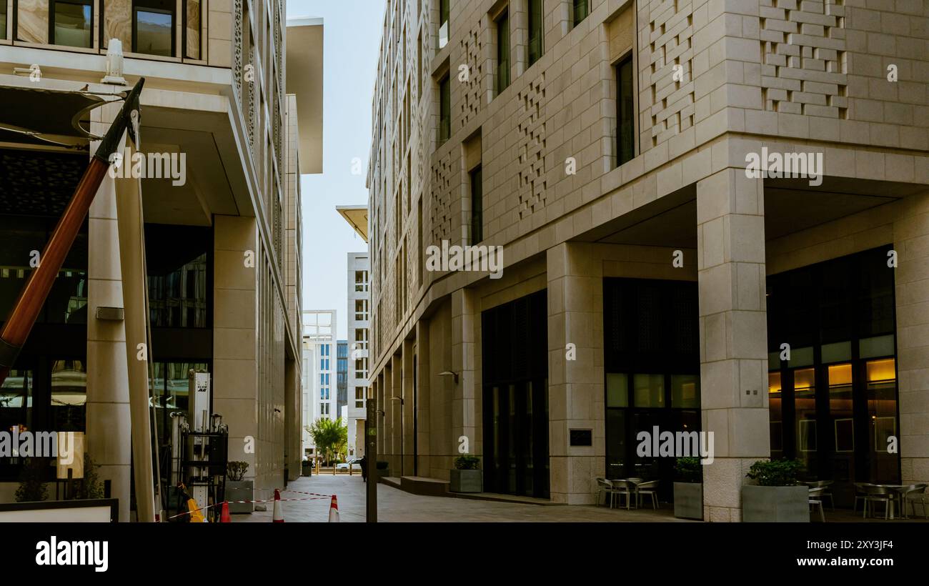 Casa residenziale con appartamenti e facciata di casa e servizi all'aperto. Cielo blu sullo sfondo. La luce del sole all'alba. Foto di alta qualità Foto Stock