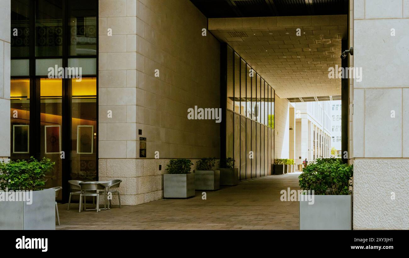 Casa residenziale con appartamenti e facciata di casa e servizi all'aperto. Cielo blu sullo sfondo. La luce del sole all'alba. Foto di alta qualità Foto Stock