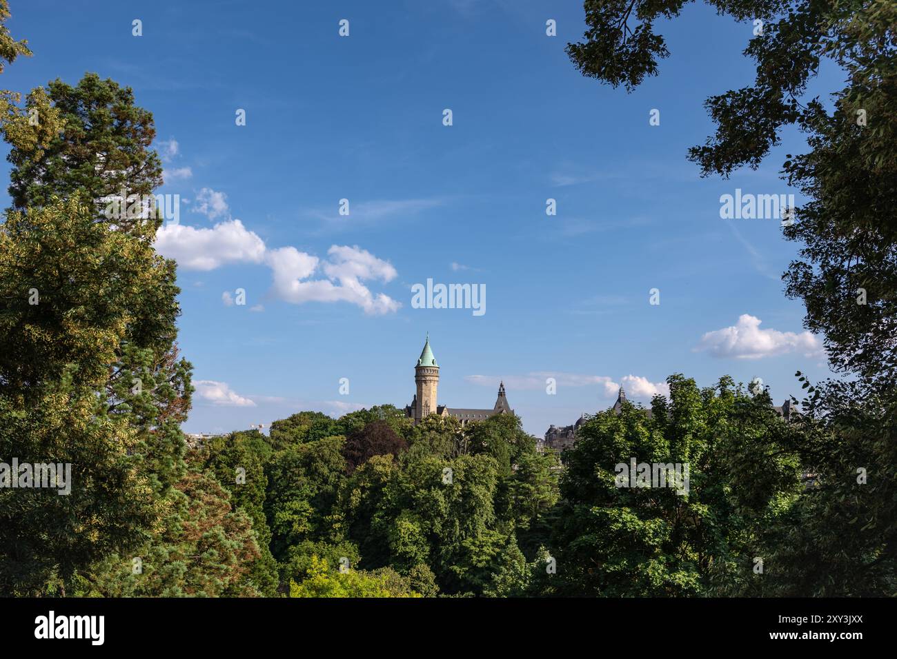 Torre Spuerkeess circondata dal verde in un giorno d'estate - città di Lussemburgo Foto Stock