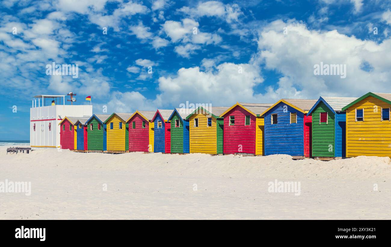 Muizenberg spiaggia con sabbia bianca e colorata cabine in legno di Città del Capo in Sud Africa Foto Stock