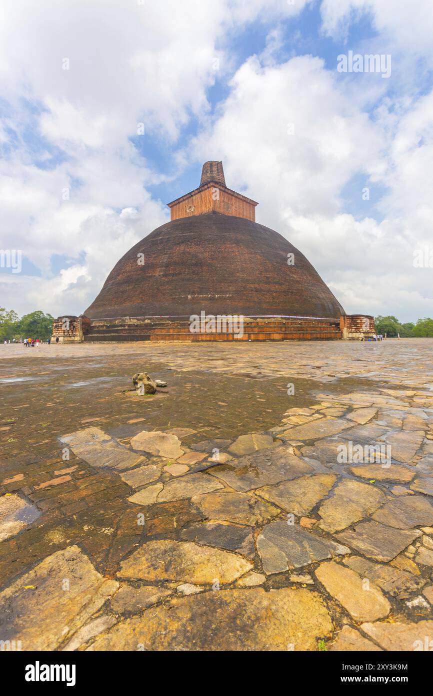 Jetavanaramaya Dagoba o rovine di stupa con guglia rotta vista centrata dall'angolo nell'antica capitale del regno di Anuradhapura su uno splendido sk blu Foto Stock