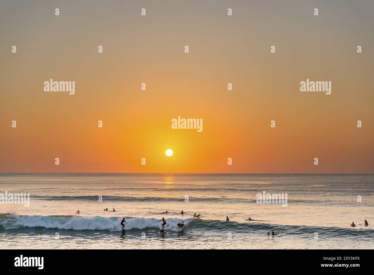 Surfista in mare, spiaggia, vacanza, tramonto, viaggi, vacanze al mare, turismo, sole serale, atmosfera serale, rilassato, rilassante, sole, bello, tempo, Foto Stock