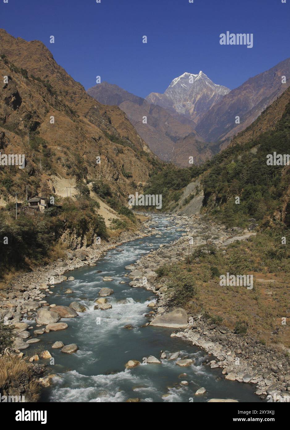 Il fiume Kali Gandaki e il monte Nilgiri. Paesaggio nell'area di conservazione dell'Annapurna, Nepal, Asia Foto Stock