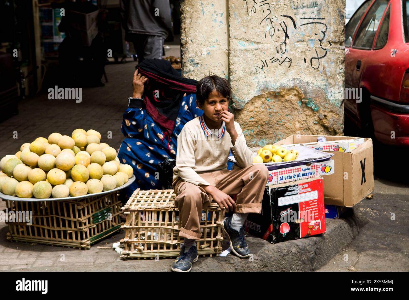 Un commerciante di frutta in una piccola strada del Cairo islamico, del Cairo, in Egitto. Foto Stock