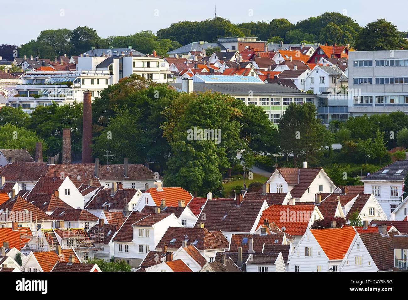 Stavanger, Norvegia vista città con le tradizionali case di legno e tetti rossi Foto Stock