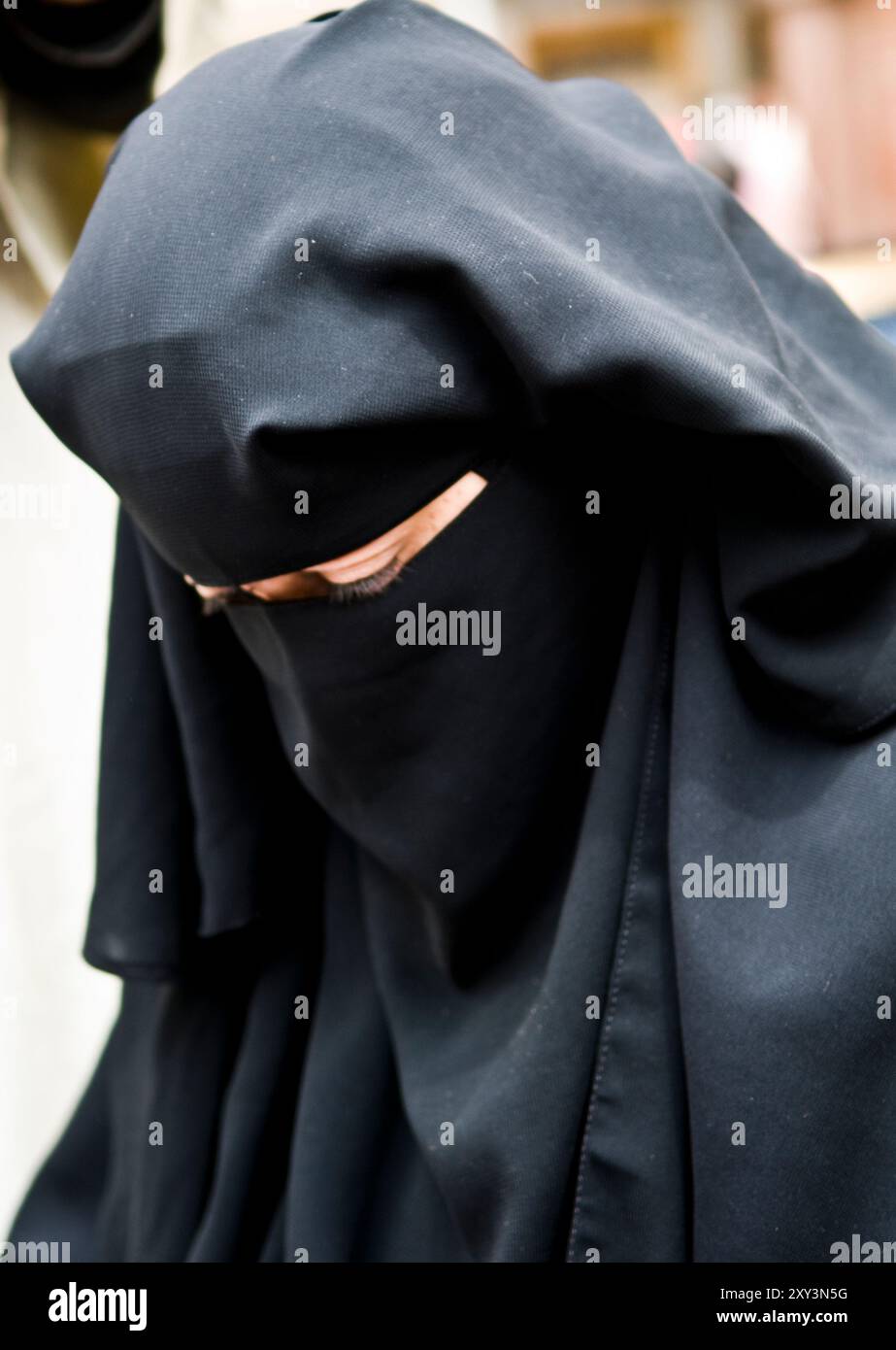 Donne egiziane velate che fanno shopping nei vivaci mercati del Cairo islamico, del Cairo, dell'Egitto. Foto Stock