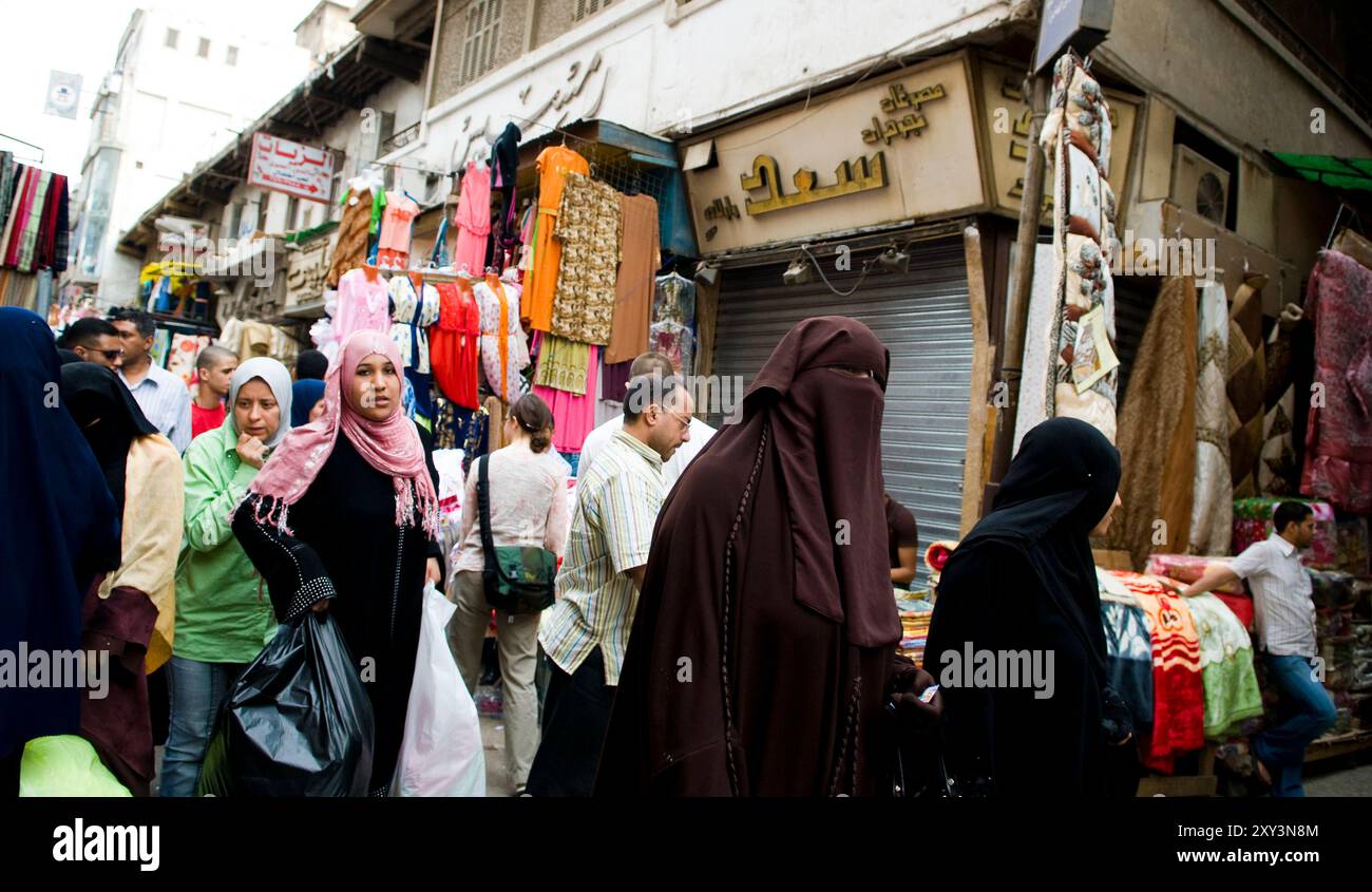 Donne egiziane velate che fanno shopping nei vivaci mercati del Cairo islamico, del Cairo, dell'Egitto. Foto Stock