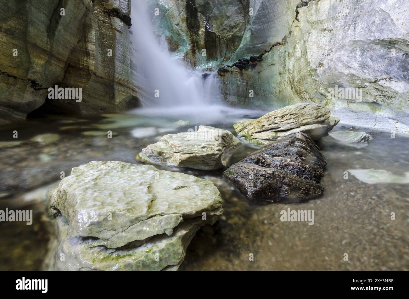 Cascata nella grotta calcarea Trollkirka (Trollkyrkja, tedesco: Troll Church), Moere e Romsdal Fylke, Norvegia, settembre 2011, Europa Foto Stock