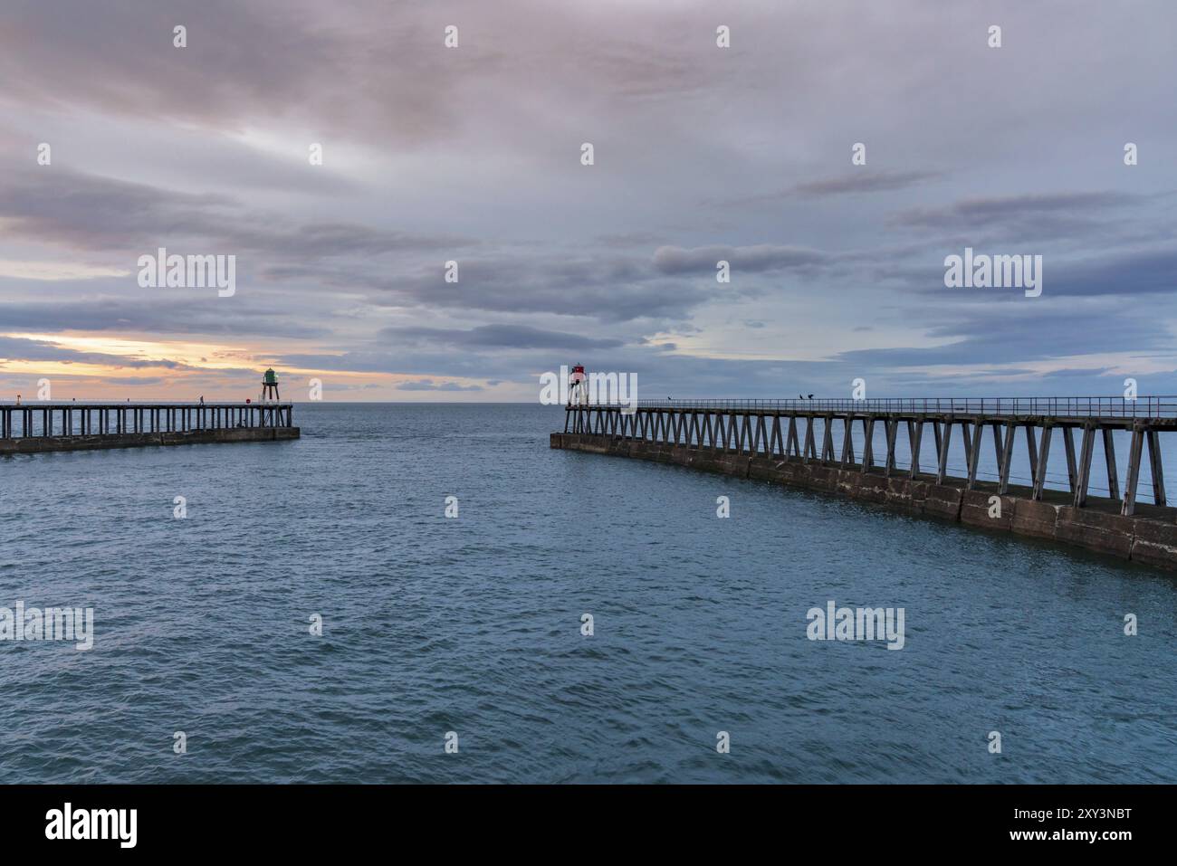 Whitby, North Yorkshire, Inghilterra, Regno Unito, 13 settembre, 2018: vista verso East Pier e West Pier Foto Stock