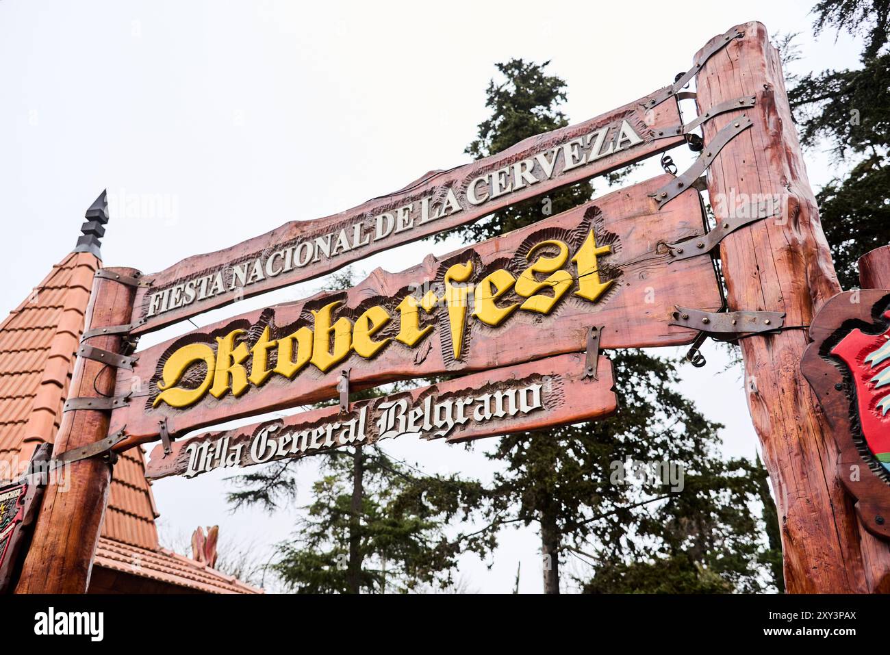 Particolare di Piazza Jose Hernandez, Villa General Belgrano, Cordoba, Argentina. Questo ingresso in legno si riferisce alla festa più importante della città. Foto Stock