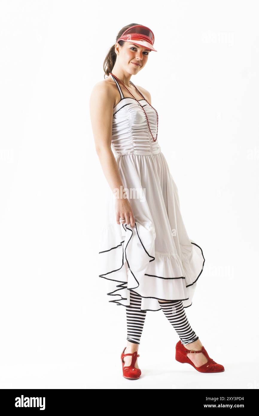 Donna vestita con abiti nello stile degli anni Settanta Foto Stock