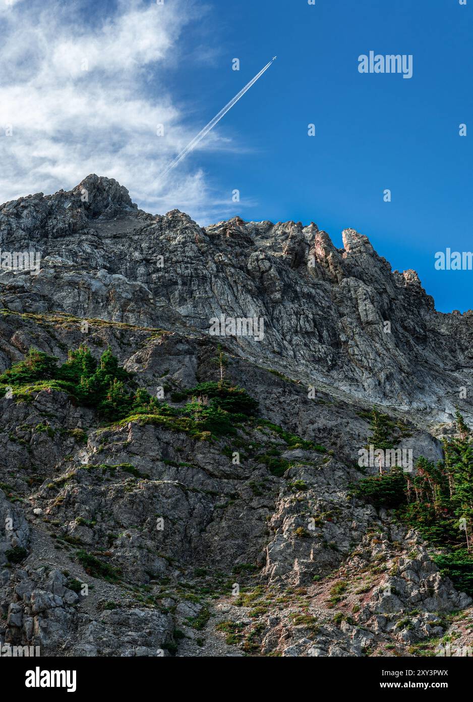 Getto d'acqua sopra la Mist Mountain nella regione di Kananaskis, Alberta, dove le aspre vette si incontrano con i cieli aperti Foto Stock